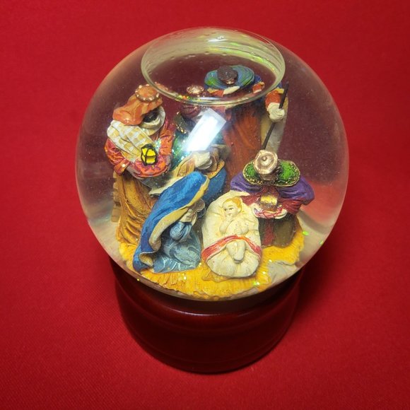 St Nicholas Square Musical Snow Globe Plays Silent Night - Picture 11 of 12